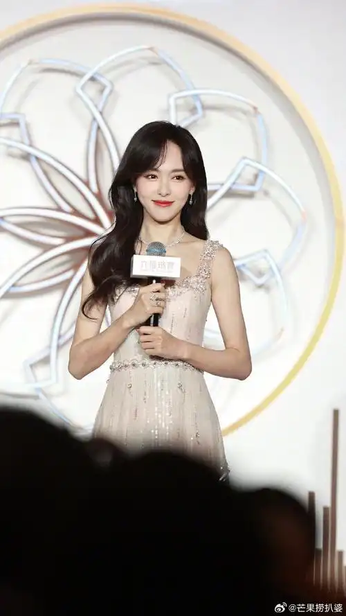 羽毛长裙#真不愧是我们糖糖最简单的妆造最顶的气质仪态唐嫣状态好好