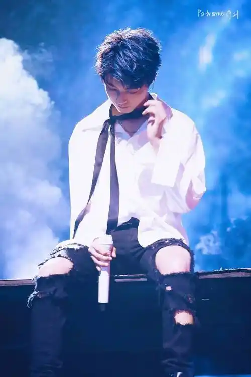 皮衣破洞裤唱摇滚的校霸,软萌可爱小兔子,粉西装惊艳了时光回眸的人鱼