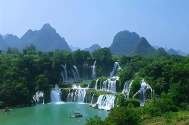 离开喧嚣的城市,走进青山绿水的大自然里面,自然天成美景