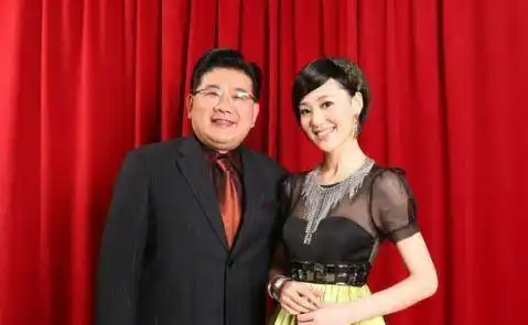 那就是《舞林大会》,她因为和曹可凡共同主持这个节目而名声大噪,一