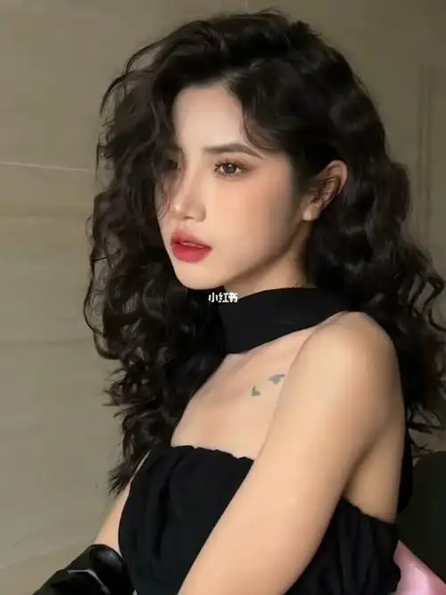 蓬松又显发量的烫发发型法式复古卷