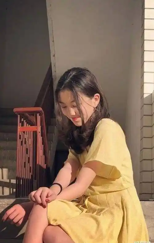 王菲女儿治好唇裂后变美了,13岁穿破洞裤,秀120长腿无敌撩|李嫣|吊带