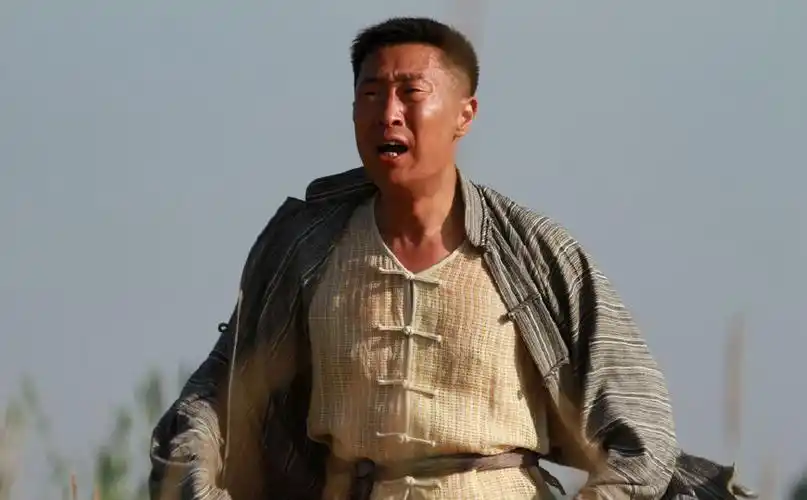 他是国家一级演员,成名前与妻子住30平米婚房,失去儿子成一生痛