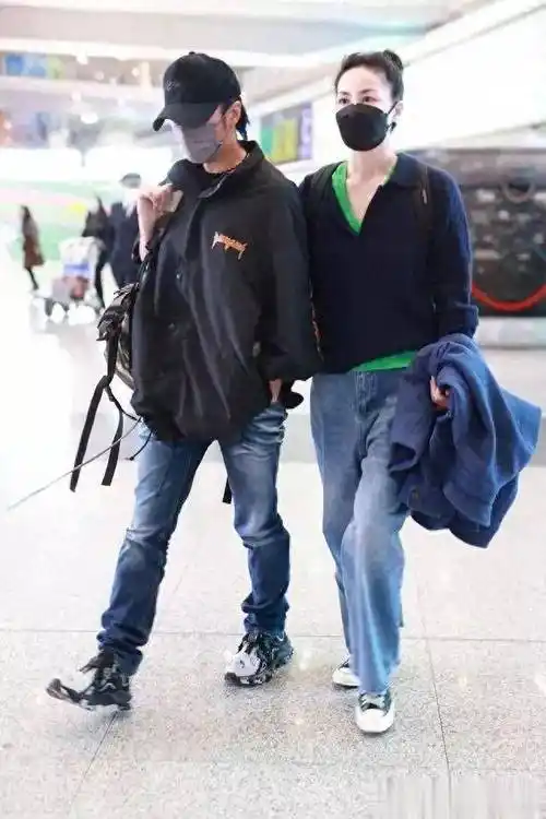 王菲和谢霆锋走机场!