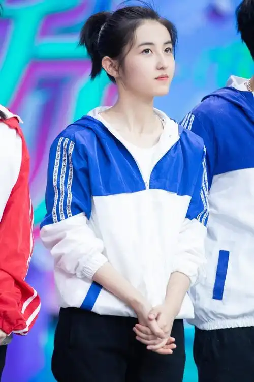 张子枫越来越像"植物系女孩",一身校服眼神清澈,少女感太强了-爱读书