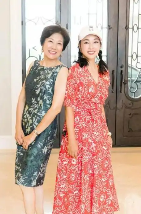 又被刘晓庆惊艳到!穿红衬衫 小黑裤高调庆生,美得像个小姑娘