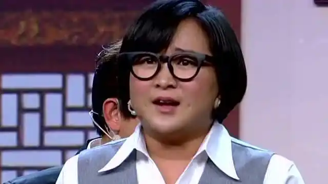 贾玲小品《爱笑的女孩》运气差不了,因为运气差的女孩笑不出来!