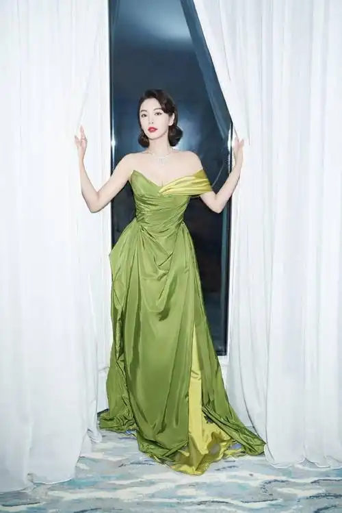 张雨绮再现2013绿裙造型 依旧还是那个大气的御姐_娱乐频道_中华网