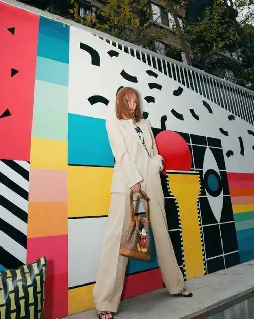 刘海打薄长发减半,满脸写着野心勃勃_感觉_西装_风格