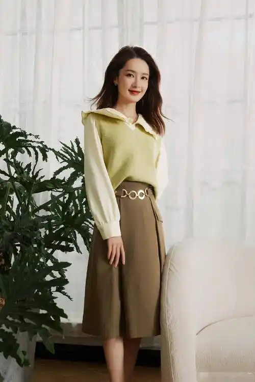 李沁用一系列多样化的穿搭,成功塑造了自己在时尚领域的多面性形象.