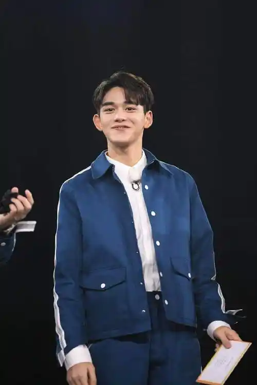 黄旭熙奔跑吧首期录制图片