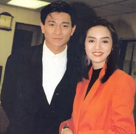 刘德华和妻子朱丽倩于1986年相识,2008年两人注册结婚,结婚后4年便生