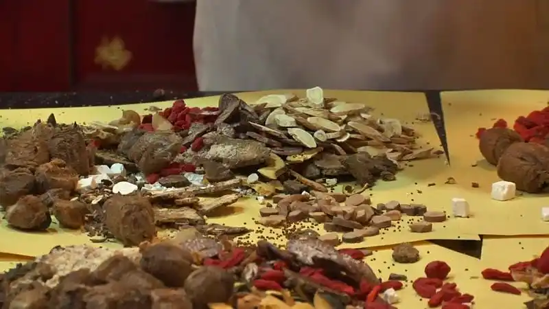 中医中药抓药药材药柜称量实拍视频