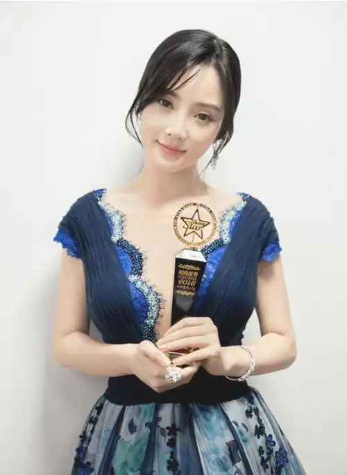 李小璐出席盛典 蓝色礼服尽显高贵魅力