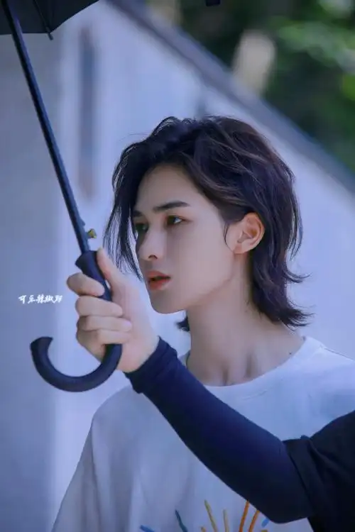 朱正廷超话#朱正廷冰球少年#·侧脸合集@theo-朱正廷