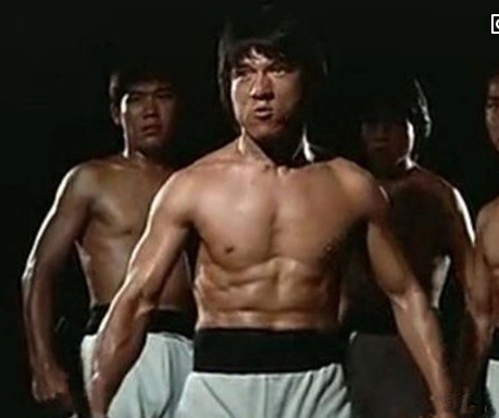 李小龙肌肉照,成龙肌肉照,李连杰肌肉照,简直就是天壤之别