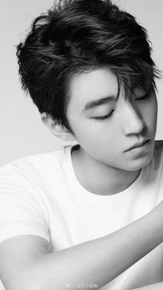[王俊凯][新闻]180705 摄影师分享没见过的王俊凯系列 黑白近景特写一