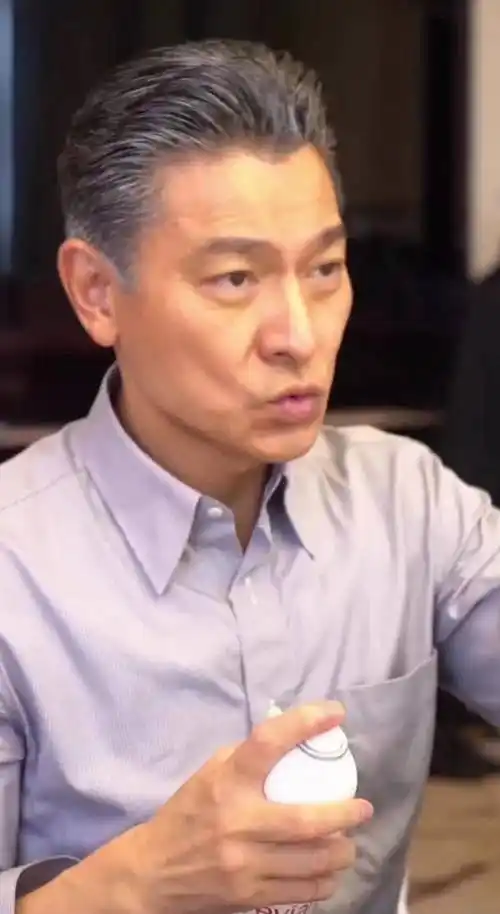 刘德华:62华仔,最帅的仔自己打扮,爱打扮上热闻_乐坛_偶像_音乐