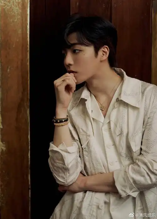 陈立农反转未来mv花絮照#陈立农《反转未来》mv花絮照~黑白造型酷拽