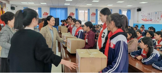 沙雅县妇联为24名女高中生,19名女大学生发放20.