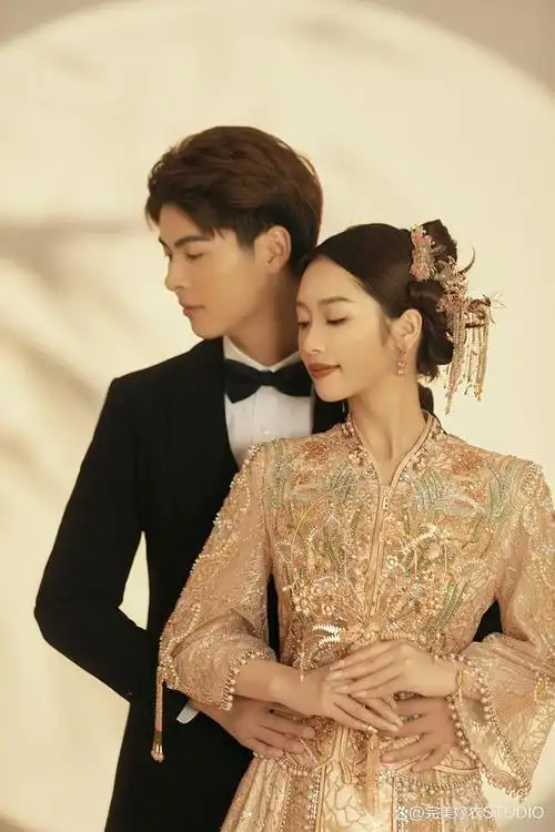 喜欢中式又不想太传统,不如来看看这款金色秀禾服婚纱照,既温婉又有