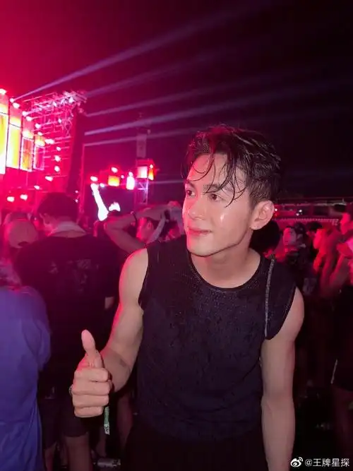 这是我一大早起床可以看到的吗曾舜晞无袖背心造型好适合啊,手臂肌肉