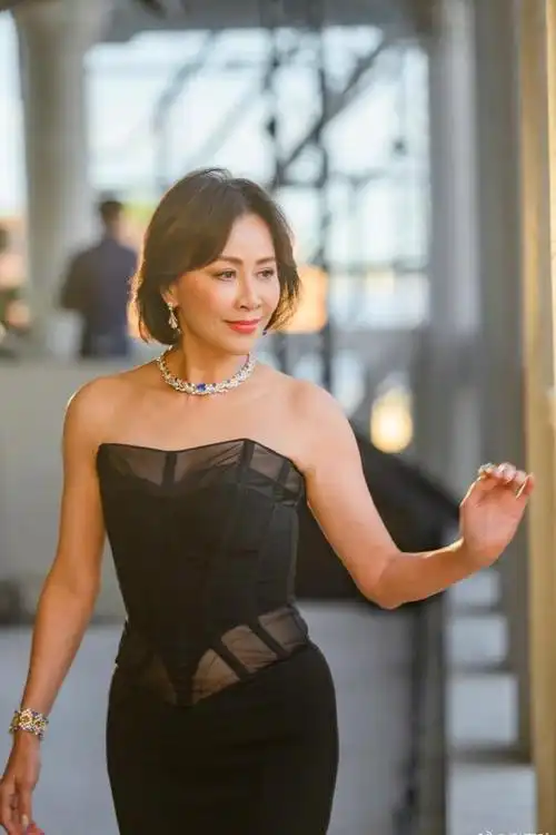 刘嘉玲晒威尼斯活动照,与杨洋合影似豪门姐弟