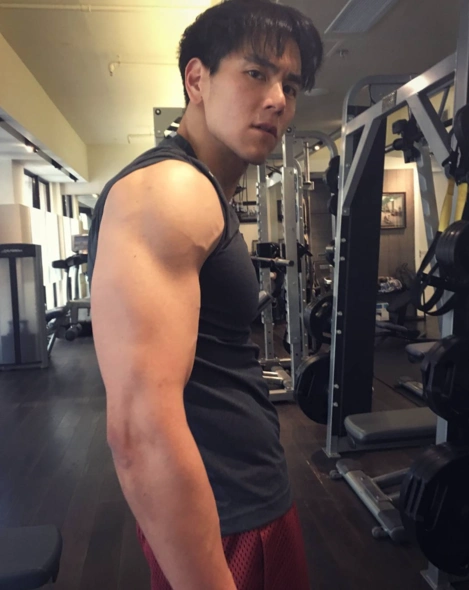 彭于晏回应馋他身子的评论,他表示:馋哪部分?评论全是虎狼之词