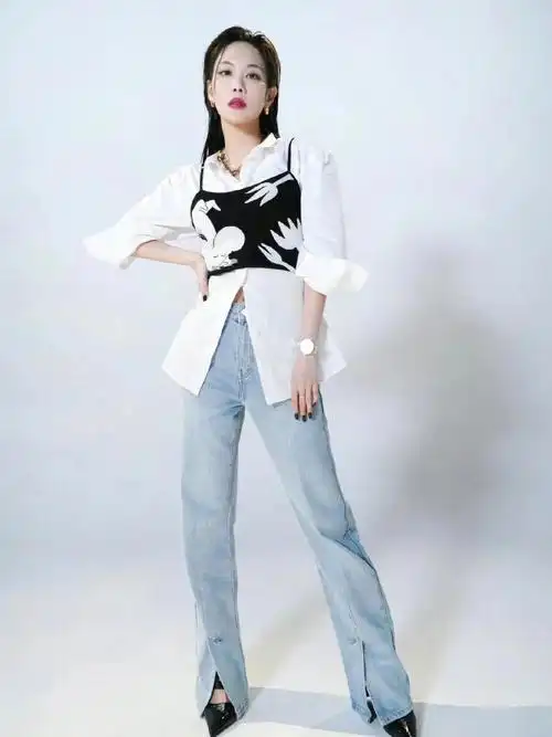 王霏霏  身穿edition夏季姆明系列吊带搭配棉质衬衫和开衩牛仔裤轮破