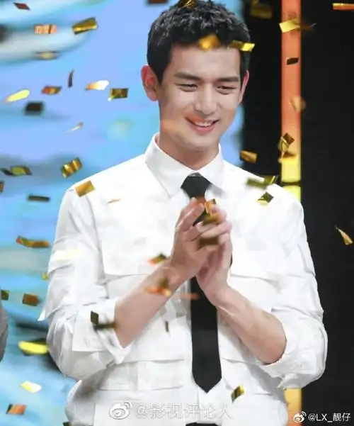 迅速上热搜榜,很多人都被惊艳到了  我们家李现各种发型都有,太爱了