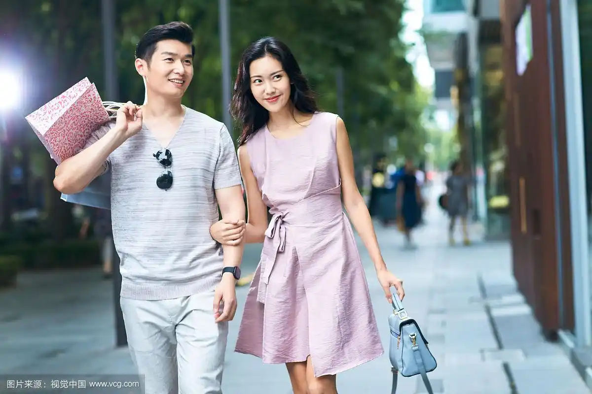 青年情侣逛街购物
