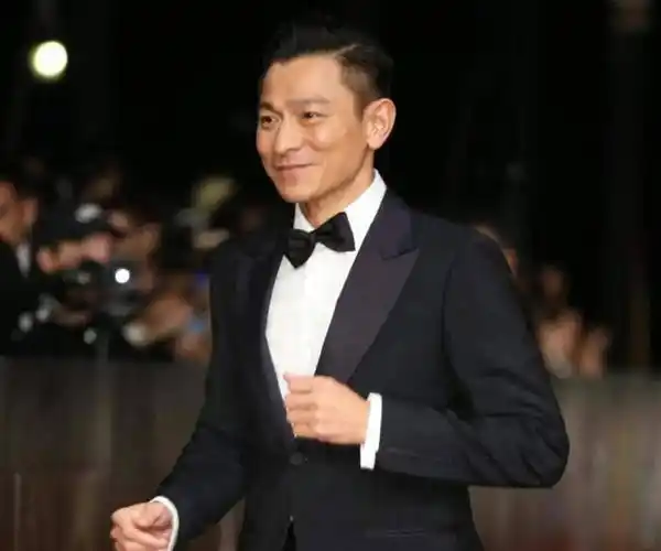 1997年刘德华广东认祖归宗,亲姐姐一贫如洗,他有没有帮助姐姐?