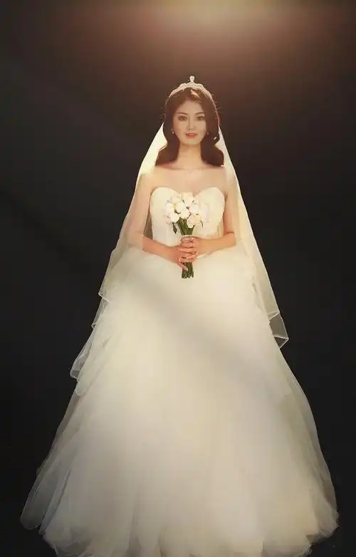 拿到婚纱照底片啦求求各位刘亦菲帮忙修一下这张00先谢谢了