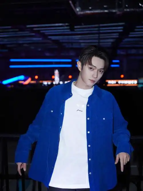 上海opl 明星表演赛|@许凯soso 这三张这么好看必须搞成彩色的!