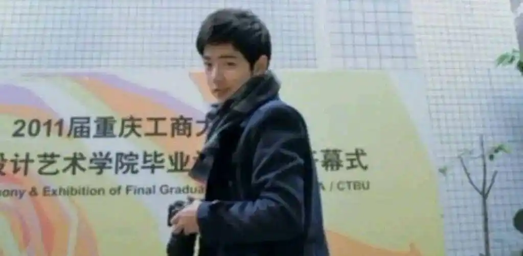 原创肖战大学照片曝光给大学女友买钻戒跟同学聊天被造谣是恋爱