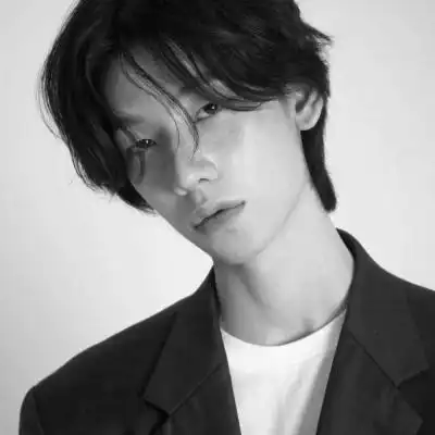 男头黑白真人头像高冷帅气图片