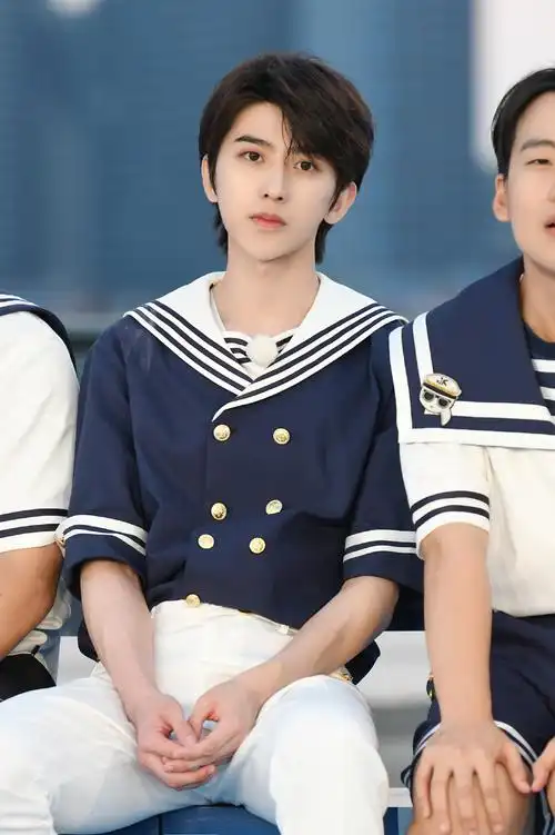 蔡徐坤水手服综艺剧照图片99