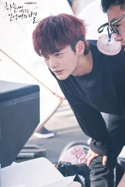 从天而降的一亿颗星星资料页_娱乐资料库_新浪娱乐_新浪网