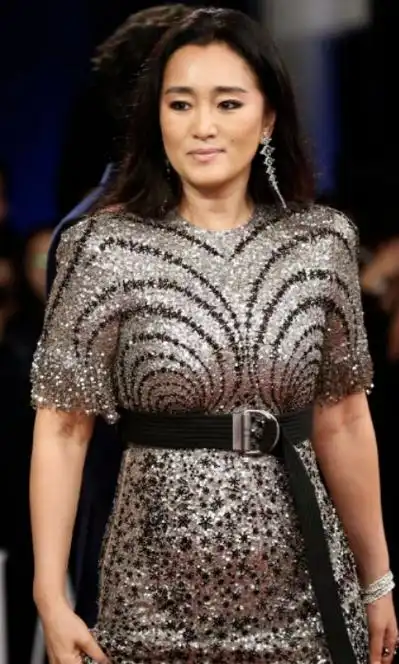 58岁巩俐近照惊呆网友,胖到快200斤?