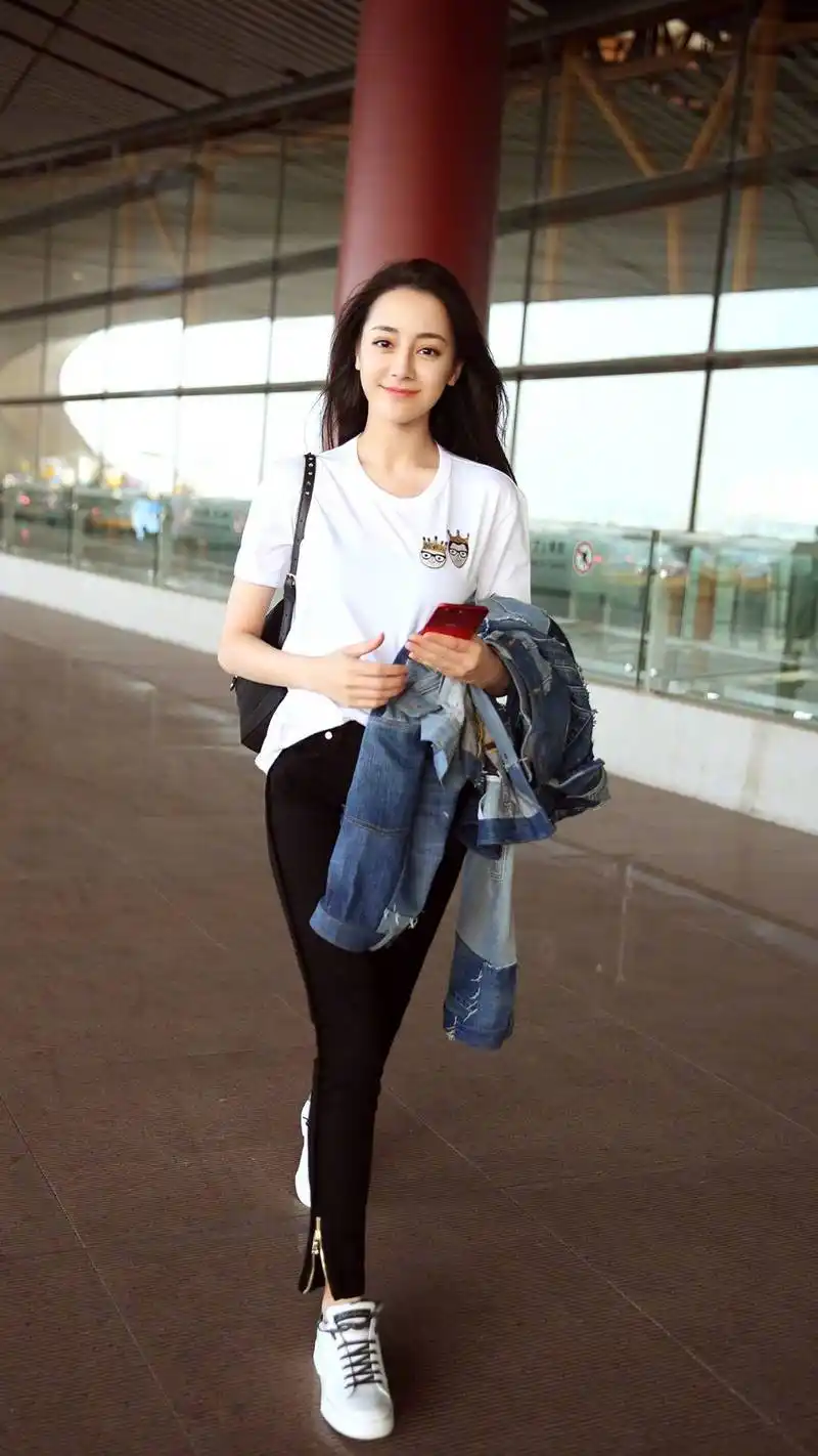 迪丽热巴的机场照来一波,白色短袖配搭蓝色牛仔,怎么穿的这么好看.