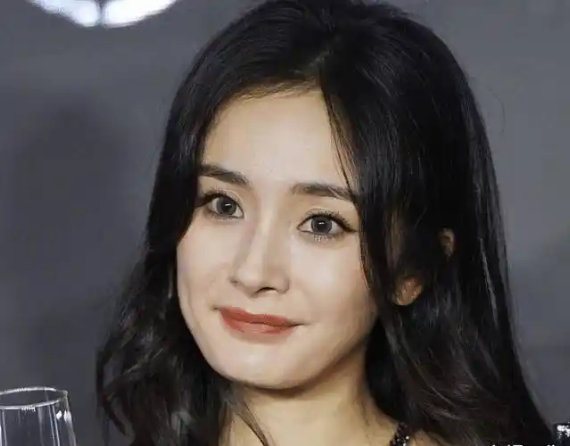 杨幂出席活动现场,被高清镜头怼脸拍,浓眼妆显老气无少女感?_五官_妈