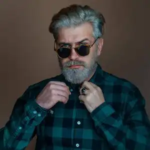 在衬衫上留着胡子和胡子的严肃男模的特写肖像.