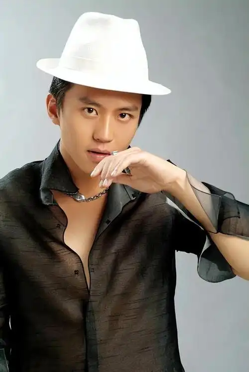 知名男演员,出生于1979年,如今已经成为影视圈中备受关注的明星之一
