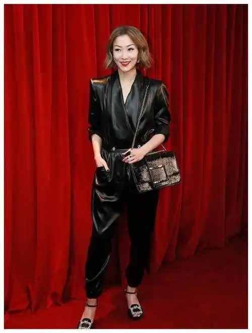 帅气的黑色西装,郑秀文看起来很有魅力,同时脚很性感高跟鞋为了吸引