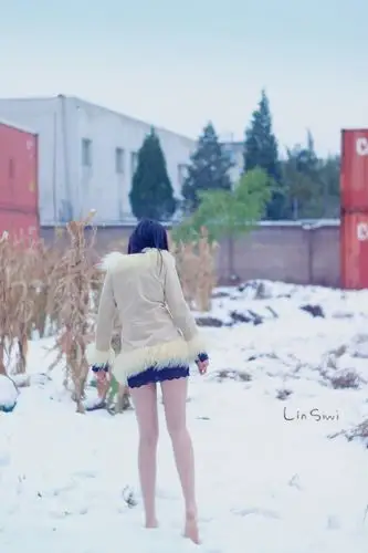 【转载】雪地赤脚的女孩