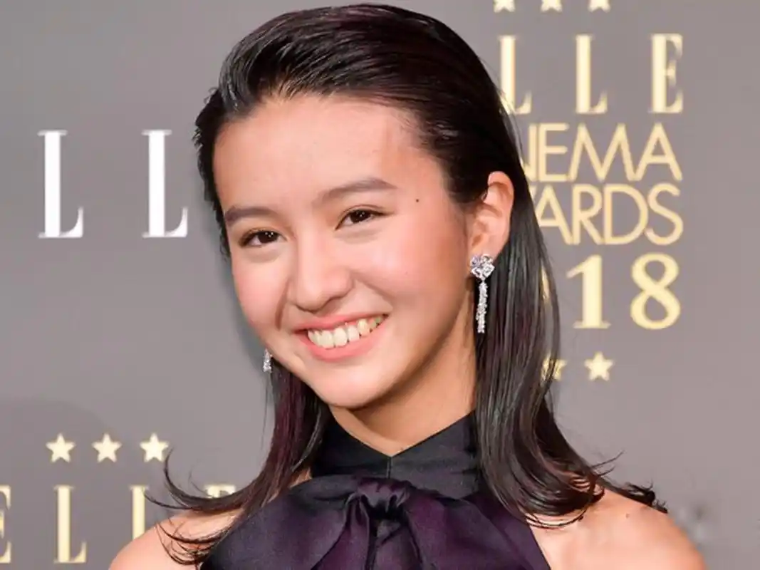 木村拓哉女儿一袭黑裙美到炸,"橡胶手套"却抢镜了!