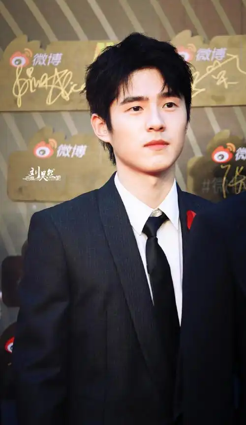 刘昊然超话#刘昊然跳起来帮小妹妹贴签名牌#「2021#微博电影之夜