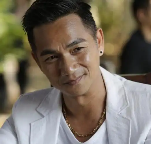 图骆达华老婆卢燕因为拍戏而坠入爱河骆活着再见凶狠来袭