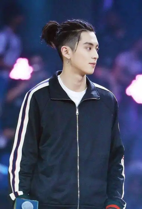 男生扎小辫子的发型图片 痞子男风格的扎发造型