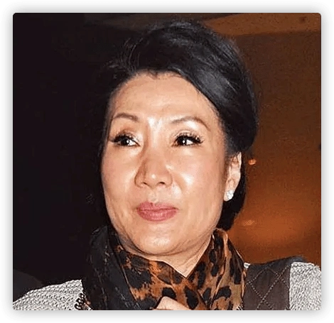 70岁洪金宝近照曝光,抱俩孙子合影白发苍苍,全家福不见高丽虹_洪天明